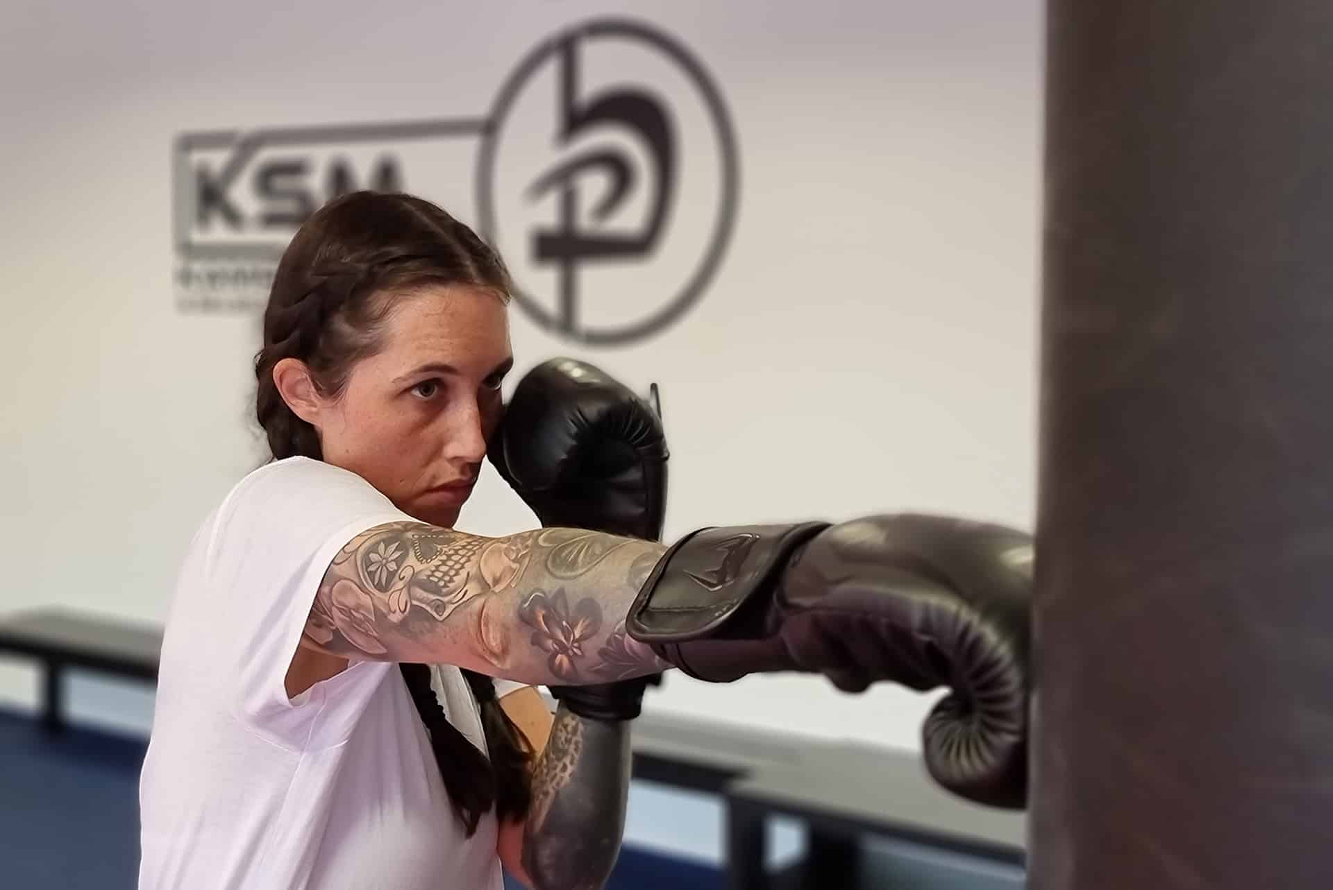 Abbildung Frau an Sandsack