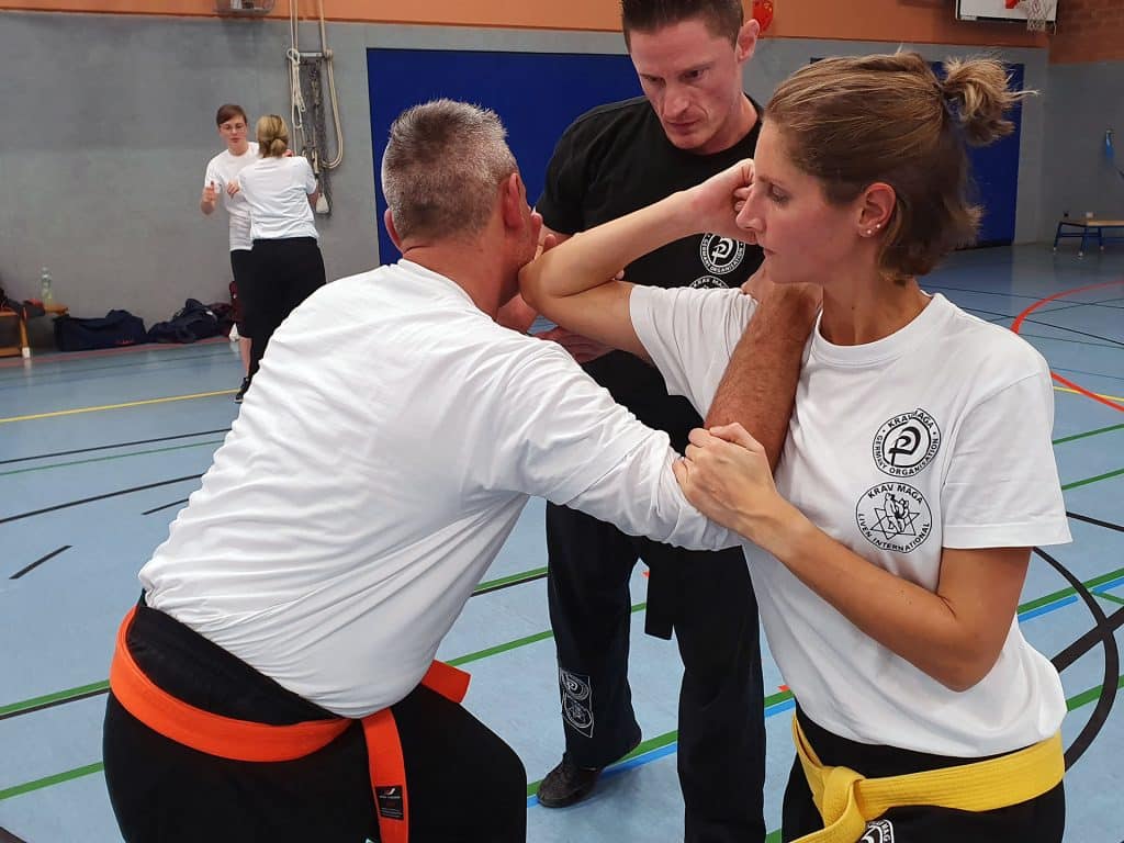 Abbildung Ellenbogenschlag in Erkelenz